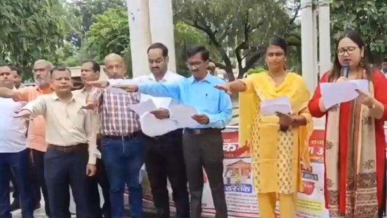 गोण्डा: संचारी रोग नियंत्रण अभियान को लेकर डीएम ने स्वास्थ्य कर्मियों को दिलाई शपथ