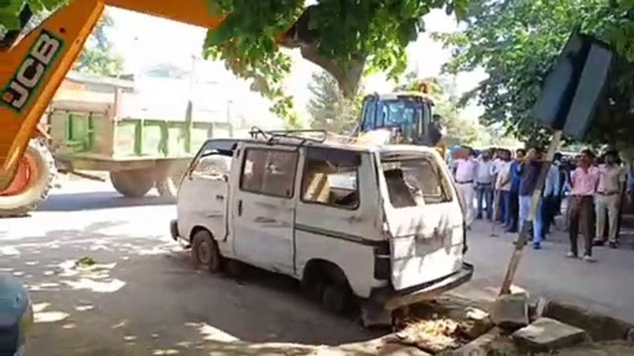 निगम की टीम ने अतिक्रमण हटाने के लिए जेसीबी से… ऐसे किया रोड खाली