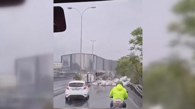 İstanbul'da seyir halindeyken devrilen kamyonet kamerada