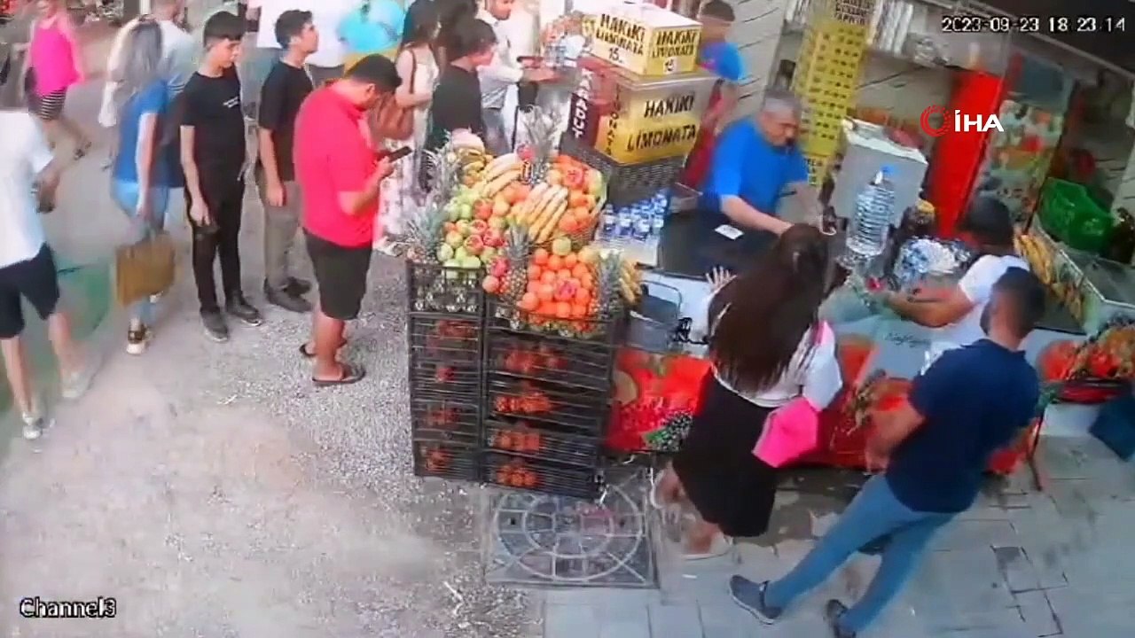 Un commerçant qui a tenté de sauver une abeille tombée dans un sorbet à Izmir a échappé de peu à la mort.