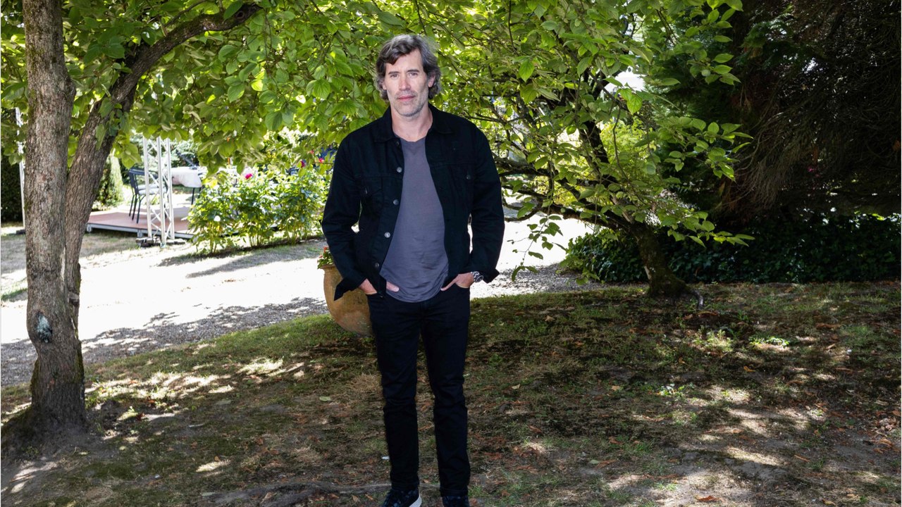 VOICI - Jalil Lespert partage une rare photo de ses deux filles Gena et Kahina, plus proches que jamais