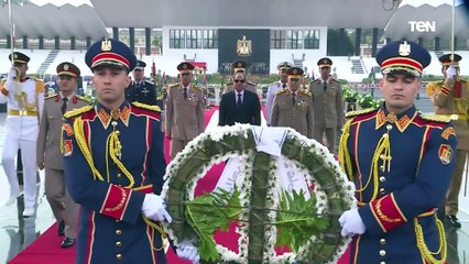 الرئيس السيسي يضع إكليلًا من الزهور على النصب التذكاري لشهداء القوات المسلحة