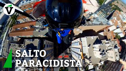 El espectacular salto paracaidista entre dos edificios de la cabo Hurtado en vísperas del desfile del 12-O