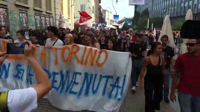 Torino, studenti in corteo contro Meloni: polizia li blocca