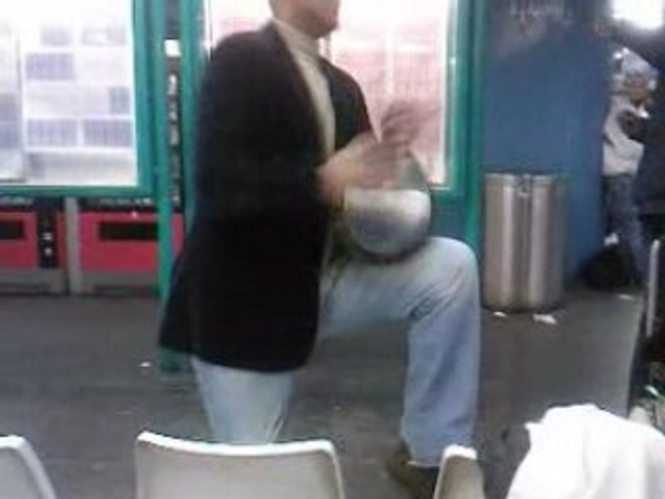 Un  Marocain à Paris, excellent en jeu sur le Darbouka (3)