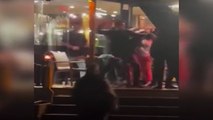 Bolu’da bir kafede kadınların kavgasına karışan bir adam kadınları defalarca yumrukladı, olay anları kamerada