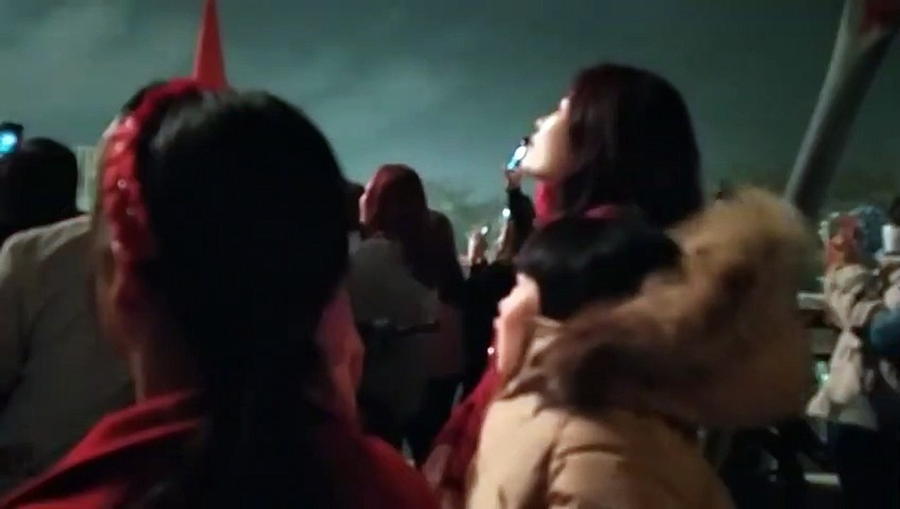 Happy new yearCả gia đình đi xem bắn pháo hoa đêm giao thừa chào đón năm mới.