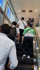 Pânico no interior do shopping invadido por adolescente armado na Tailândia