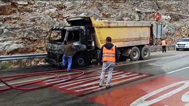 Kireç taşı yüklü hafriyat kamyonu seyir halindeyken yandı