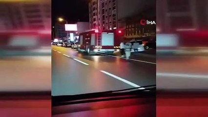 İsveç ve Alman uyruklu turistleri taşıyan minibüs, duran kamyona çarptı: 1 ölü, 10 yaralı