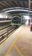 ग्रीनलाइन पर बाधित रहीं मेट्रो रेल सेवाएं