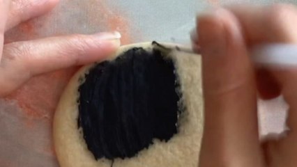 Artist makes heavenly-looking cookies for people who love to go Bowling