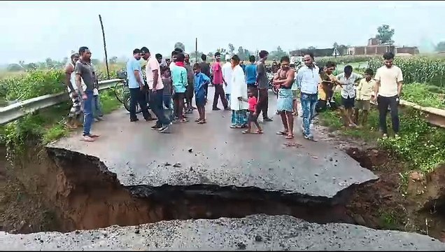 गड्ढे की वजह से सडक़ का बड़ा हिस्सा बहा, रामानुजगंज-वाड्रफनगर मार्ग पर आवागमन बाधित