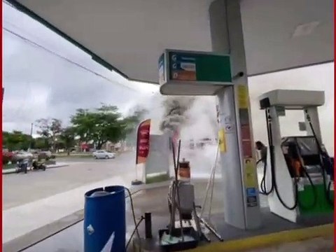 Van pega fogo em posto de combustíveis após desembarque de crianças