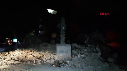 Lors de la démolition de l'immeuble endommagé par le tremblement de terre, le bâtiment adjacent a également été endommagé.