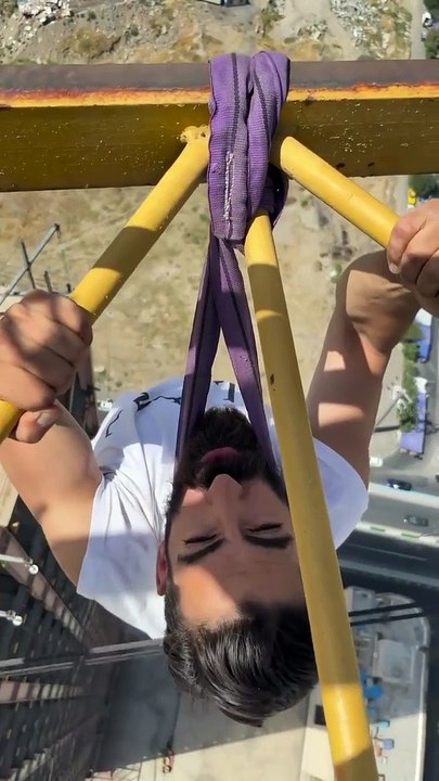 Il se suspend à plusieurs dizaines de mètres de hauteur avec la force de son cou