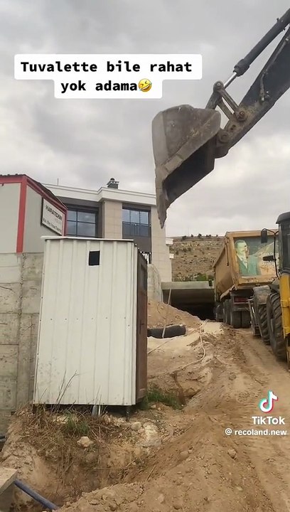 Kepçe operatörünün, inşaat alanında bulunan seyyar tuvaletteki arkadaşına yaptığı şaka viral oldu