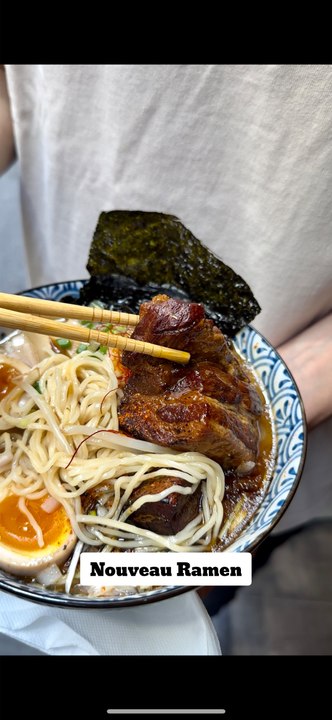 Des ramen dans une deco insolite à Paris
