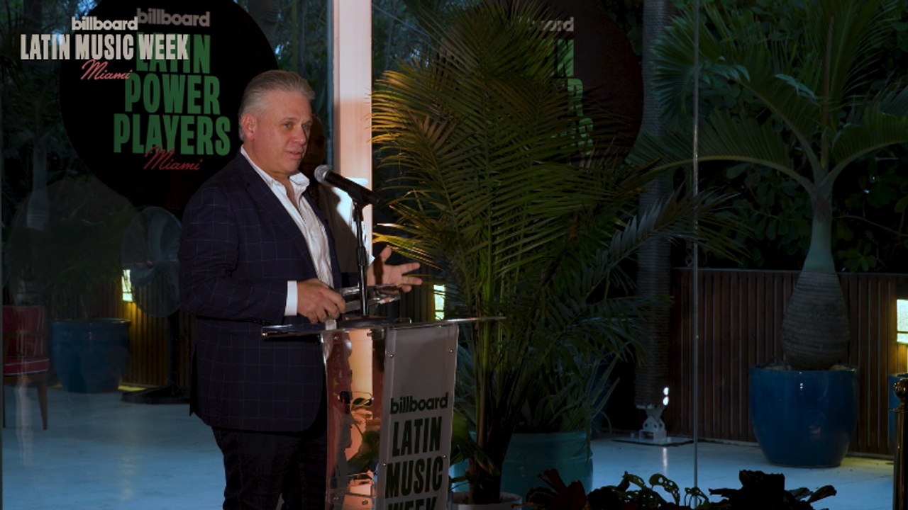 Nelson Albareda Accepts the Executive of the Year Award | Latin Power Players 2023