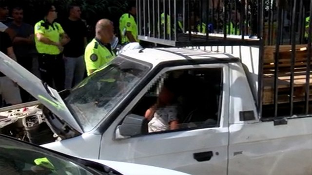 Antalya'da biri kamyonetin direksiyonunda olan 3 çocuk polisi alarma geçirdi