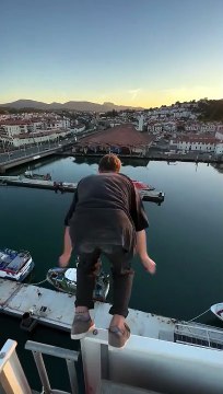 Sauter d'une grue de 27 mètres de hauteur (Saint-Jean-de-Luz)