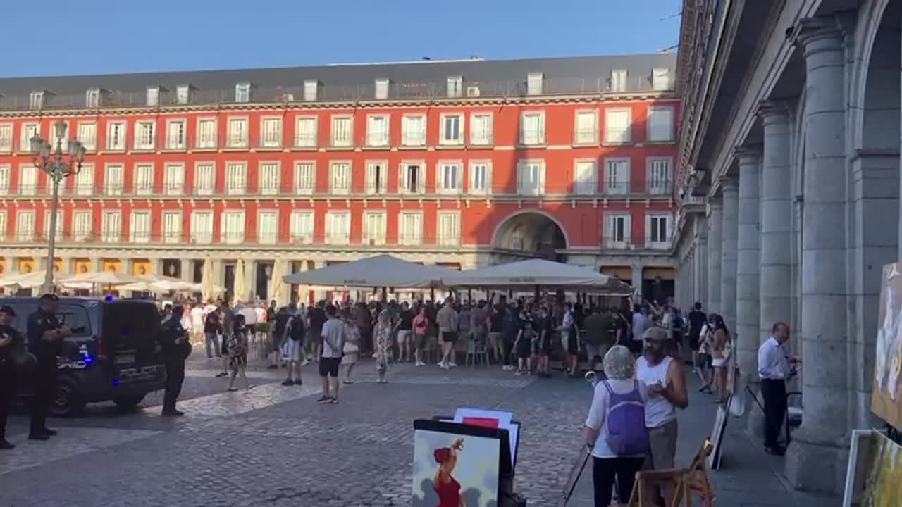 Los fans del Feyenoord se hacen notar en Madrid un día antes de medirse al Atlético en Champions