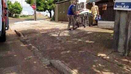 Idoso bate a cabeça ao sofrer queda em residência no Jardim Itália