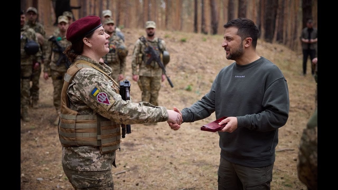 VIDEO: Zelensky à l’Est et rouble à l’ouest complet au 587e jour du conflit