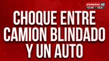 Impresionante choque entre un camión blindado y un auto