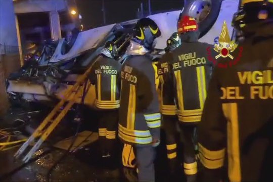 Incidente pullman Mestre, intervento dei vigili del fuoco - Video