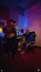 Leslie Shaw cantando la segunda parte de 'Tal Para Cual'.