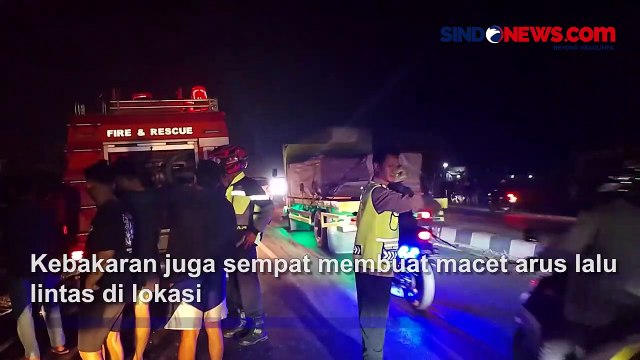 Warung Remang-Remang Dilalap Api Jadi Tontonan Warga di Jalur Pantura Subang