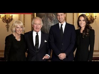 Nuovo ritratto ufficiale di Re Carlo e famiglia con TRE Principi di Galles