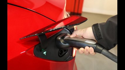 VIDEO: Un centre pour tester la dangerosité des batteries de véhicules électriques