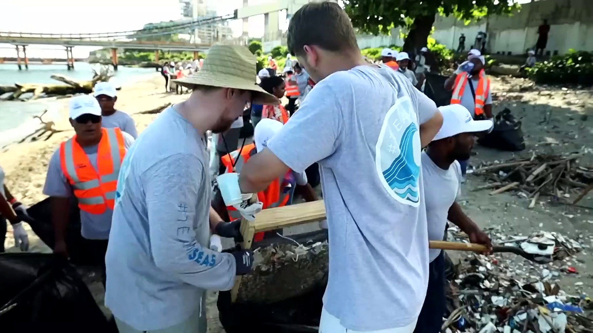 Mr Beast I Cleaned The World’s Dirtiest Beach #TeamSeas