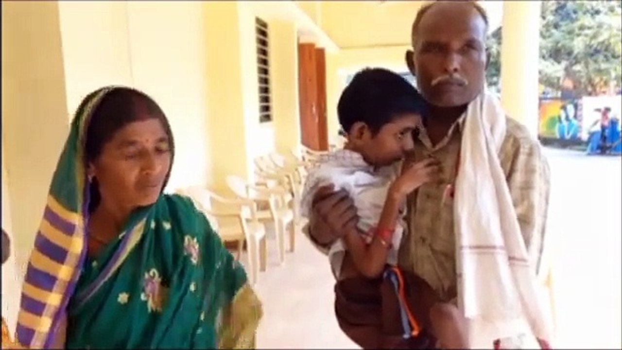 दिव्यांग का नहीं बन पा रहा आधार कार्ड, पेंशन बंद