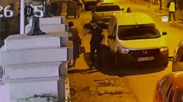 Edirne'de yankesici güvenlik kamerasını görünce çaldığı telefonu geri verdi