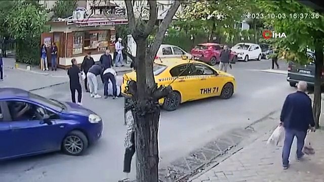 Esenyurt'ta Motosikletli Gençlerin Çarptığı Adam Metrelerce Savruldu