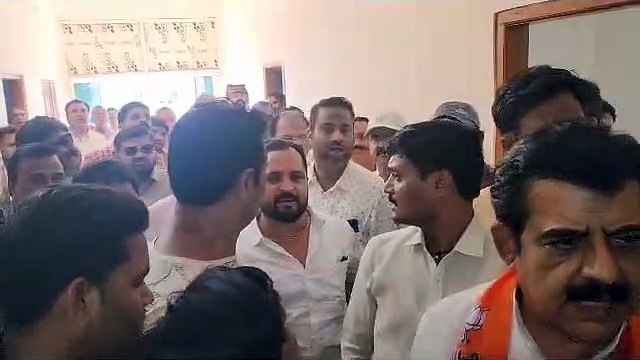 Video-इंदौर सांसद के सामने लगे विधायक वर्मा के खिलाफ नारेबाजी