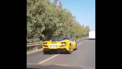 Ferrari ve Lamborghini kaza yaptı: İki kişi yanarak hayatını kaybetti!
