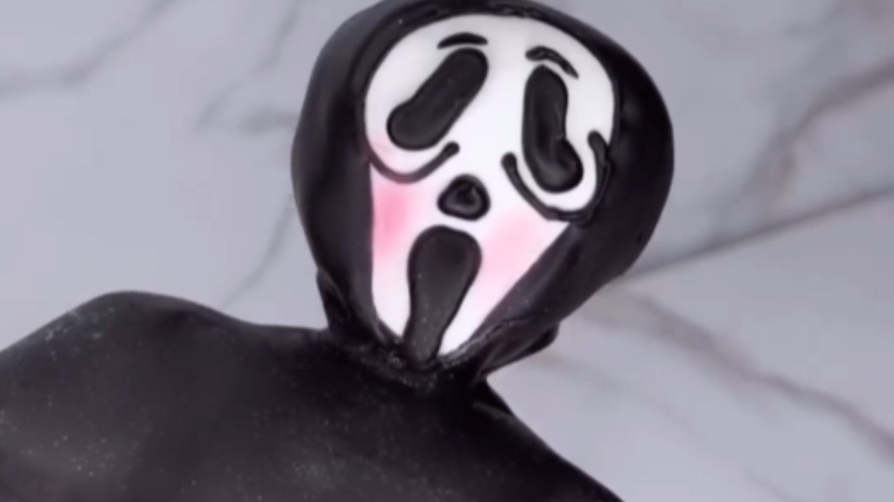 'What's your favorite scary treat?' - Strawberry enthusiast's spook-tacular 'Ghostface' treat is a must-have!