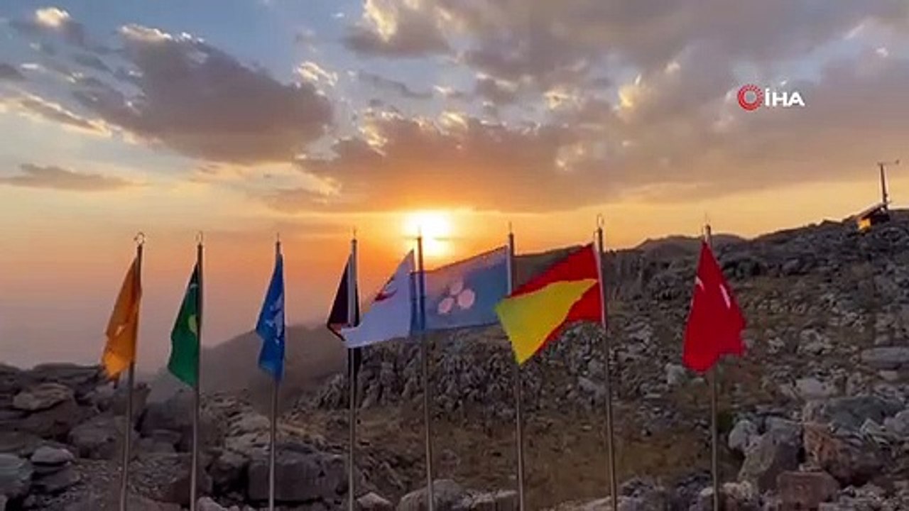 Les noms des martyrs restent vivants grâce au monument construit au sommet du mont Cudi.