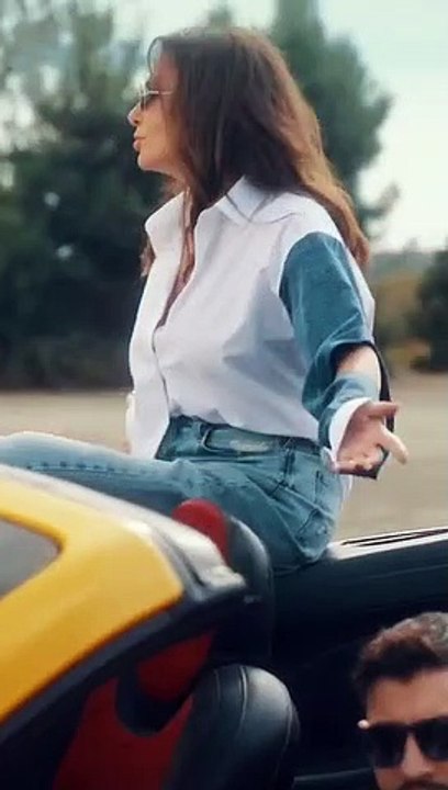 Ebru Yaşar, yeni şarkısı Kehribar ile müzik piyasasını altüst etti! Milyonlarca dinlenmeye ulaştı