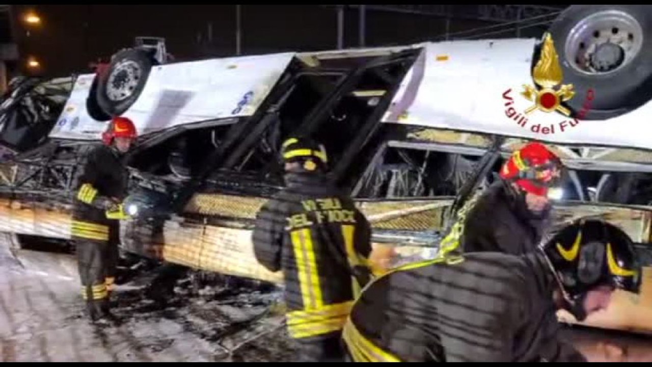 Tragedia a Mestre, pullman di turisti precipita da un cavalcavia: 21 morti