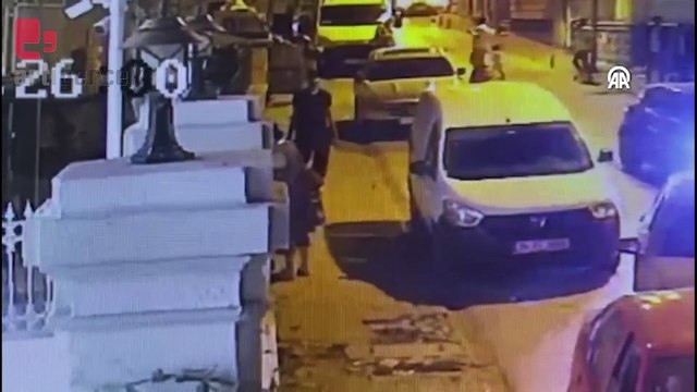 Güvenlik kamerasını gören yankesici telefonu geri verdi