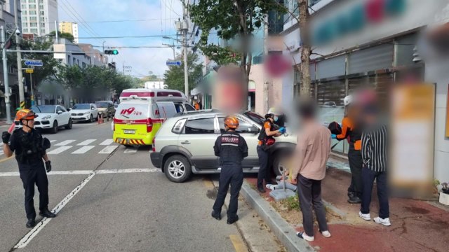 시내버스와 충돌한 SUV, 인근 약국으로 돌진...1명 다쳐 / YTN
