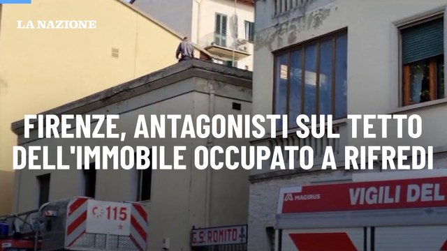 Firenze, antagonisti sul tetto dell'immobile occupato a Rifredi
