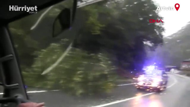 Artvin’de sağanak yağış etkili oldu! Dereler taştı, yollar kapandı