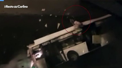 Apocalisse a Mestre, il pap? estrae la figlia dal finestrino del bus precipitato