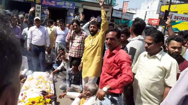 VIDEO : रात में किशोर की निर्मम हत्या, सुबह शव रख परिजनों ने लगाया जाम